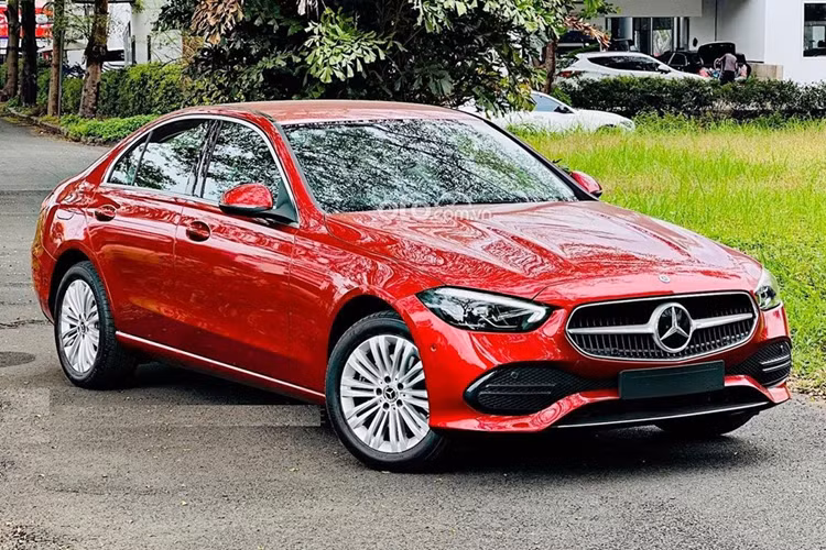 Tượng tự như C-Class, Mercedes-Benz cũng điều chỉnh giá bán của dòng E-Class. Theo đó, bản Mercedes-Benz E 180 giảm 270 triệu đồng, bản E 200 Exclusive giảm 317 triệu và bản E 300 AMG giảm 320 triệu đồng. 