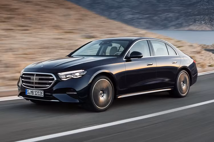 Trong khi đó, Mercedes-Benz E 180 sử dụng máy tăng áp 4 xi-lanh 1.5L cho công suất 156 mã lực và mô-men xoắn 250 Nm. Cả ba phiên bản đều dùng hộp số tự động 9 cấp và hệ dẫn động loại cầu sau.