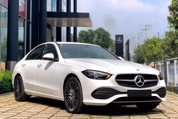 Giá xe Mercedes-Benz E-Class tại Việt Nam cho ba phiên bản này giờ đây chỉ còn lần lượt là 1,889 tỷ đồng, 2,223 tỷ đồng và 2,889 tỷ đồng. Cung cấp sức mạnh cho Mercedes-Benz E 200 Exclusive và E 300 AMG là động cơ tăng áp 2.0L cho công suất lần lượt 197 mã lực, mô-men xoắn 320 Nm và 258 mã lực, mô-men xoắn 370 Nm.