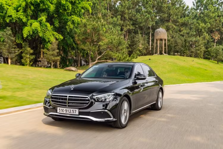 Động cơ cho công suất tối đa 204 mã lực và mô-men xoắn cực đại 300 Nm. Trong khi đó, Mercedes-Benz C300 AMG lại được trang bị động cơ xăng 4 xi-lanh, dung tích 2.0L cho công suất tối đa 258 mã lực và mô-men xoắn cực đại 400 Nm. Cả hai động cơ đều đi với hộp số tự động 9G-Tronic 9 cấp.