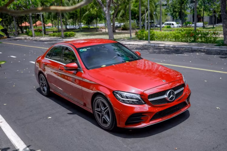 Cụ thể, Mercedes-Benz C 200 Avantgarde và C 300 AMG được hãng giảm giá 210 triệu đồng. Giá xe giờ đây chỉ còn 1,389 tỷ và 1,889 tỷ đồng. Mức giảm tương ứng của Mercedes-Benz C 200 Avantgarde Plus là 260 triệu đồng. Giá xe giờ đây chỉ còn 1,589 tỷ đồng.