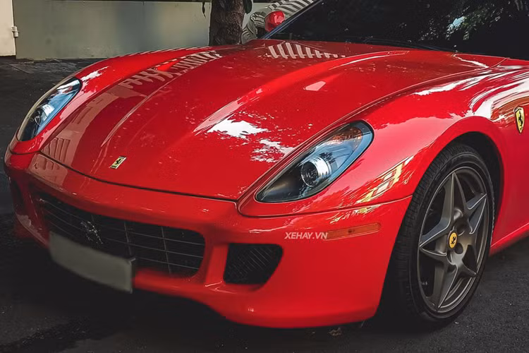 Chiếc Ferrari 360 Spider (màu đỏ) này từng là một thành viên trong garage của ông Đặng Lê Nguyên Vũ, nhưng vào tháng 8/2019 ông Vũ đã bán xe cho một showroom tư nhân chuyên kinh doanh siêu xe ở TP. HCM.