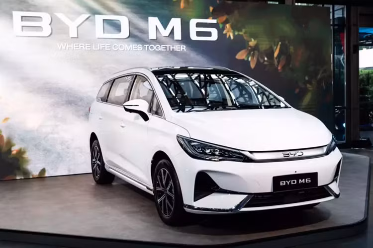 Thương hiệu xe điện Trung Quốc BYD đã chính thức ra mắt thị trường Việt Nam vào hồi tháng 7/2024. Hiện BYD đang phân phối chính hãng 3 mẫu xe điện ở Việt Nam, bao gồm Seal, Dolphin,Atto 3 và sắp tới sẽ là BYD M6 2025 mới.