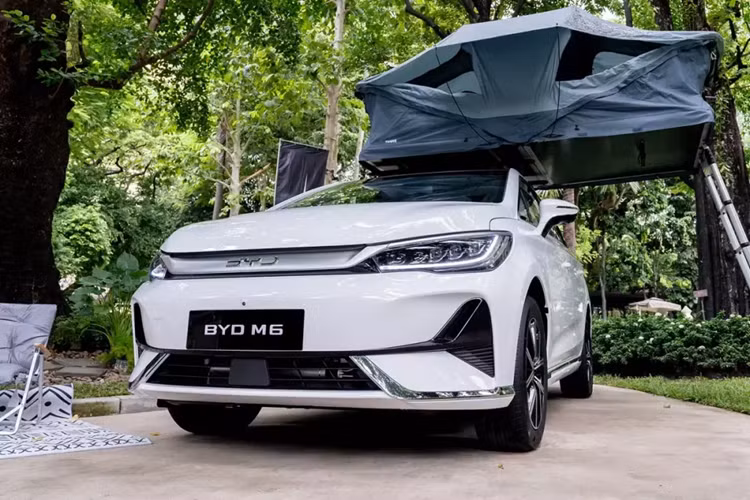 Cuối cùng là những trang bị an toàn như hỗ trợ khởi hành ngang dốc, cân bằng điện tử, phanh khẩn cấp tự động, cảnh báo va chạm phía trước/sau, cảnh báo điểm mù, cảnh báo điểm mù khi lùi, cảnh báo va chạm khi mở cửa, hỗ trợ giữ làn đường khẩn cấp, nhận biết biển báo giao thông