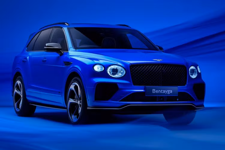Bentley và các nhà thiết kế thời trang hợp tác không có gì là xa lạ đối với những ai yêu mến thương hiệu xe hạng sang này. Mới đây, hãng xe sang Anh quốc đã cùng nhà thiết kế người Anh – Supriya Lele, thực hiện tác phẩm Bentley Bentayga S màu sơn Nīla Blue đặc biệt.