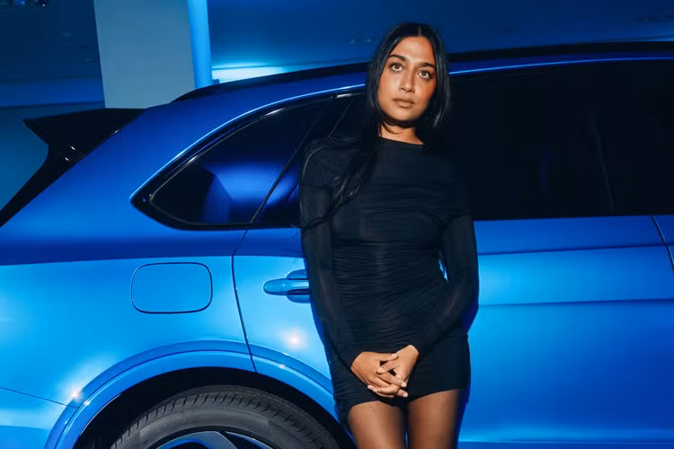 Theo Bentley, Bentley Bentayga S Nīla Blue đặc biệt của Lele “là mối tương quan giữa thực tế và tưởng tượng nảy sinh từ việc là một phụ nữ Anh sinh ra từ những người nhập cư từ Ấn Độ đến Anh vào những năm 1980, tạo ra tác phẩm từ quan điểm đặc biệt của phụ nữ kể một câu chuyện tinh tế và phức tạp”.