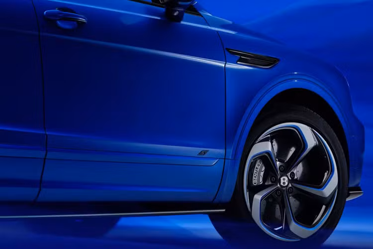 Để khoe màu sắc, Mulliner Bespoke Studio của Bentley đã tạo ra chiếc Bentayga S đặc biệt duy nhất màu Nīla Blue. Để có thêm màu sắc trên xe, phần “brightware” (thuật ngữ của Bentley để chỉ phần trang trí bằng kim loại) được sơn cùng màu với phần còn lại của xe và bộ mâm 22 inch có đường viền màu Nīla Blue.