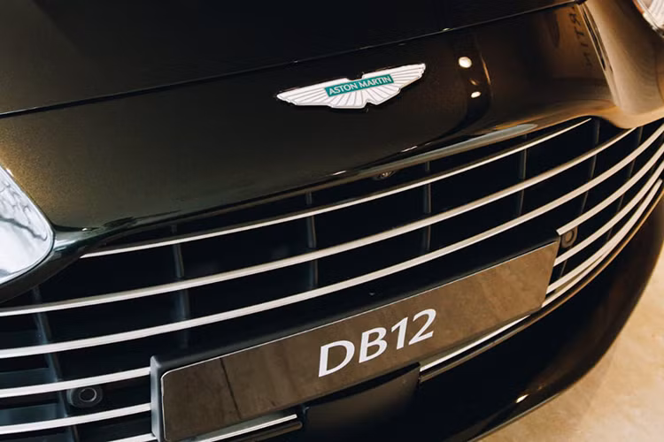 Aston Martin DB12 được ra mắt vào tháng 5/2023 để thay thế cho DB11, mẫu xe cũng khá thành công tại thị trường Việt Nam, với gần 10 xe được nhập khẩu chính về nước, điểm thú vị là không có xe nào trùng màu sơn lại với nhau, cho thấy gu chơi xe của đại gia Việt đã nâng cao.