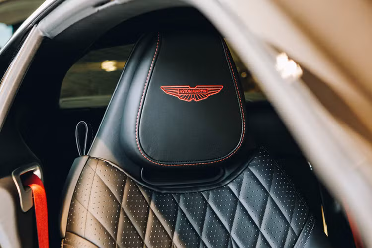 Trong khi đó, trang bị tùy chọn của xe gồm có ghế Sports Plus và ghế Carbon Fiber Performance cũng như các chi tiết ốp bằng nhôm, gỗ hoặc sợi carbon.