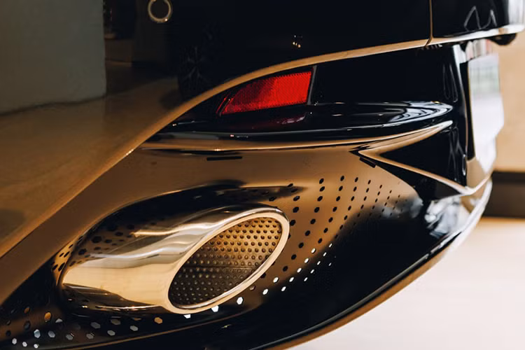 Được thiết kế để kỷ niệm 110 năm thành lập thương hiệu, Aston Martin DB12 là bản nâng cấp mở rộng của DB11 được giới thiệu vào năm 2016. Mẫu xe này được bổ sung những thay đổi như cản trước mới và lưới tản nhiệt lớn hơn. Kết hợp với đó là bộ chẻ khí nổi bật dưới cản trước, đèn pha LED cực cá tính.