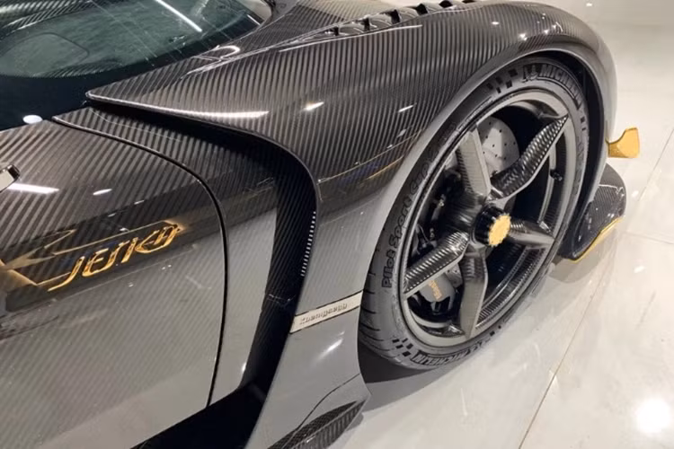 Cung cấp sức mạnh cho Jesko Odin là khối động cơ V8 twin-turbo dung tích 5.0L cho công suất 1.298 mã lực và mô-men xoắn 1.000 Nm. Điều đặc biệt khi sử dụng xăng E85, hiệu suất của siêu xe hàng thửa này có thể tăng lên đến 1.625 mã lực và 1.500 Nm.