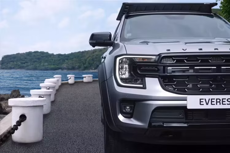 Tiếp theo đó là hệ thống tự động kiểm soát tốc độ để giữ khoảng cách an toàn, hệ thống kiểm soát làn đường, đèn pha tự động thông minh, phanh khẩn cấp tự động có thể phát hiện người đi bộ, cảnh báo tiền va chạm, phanh tự động sau va chạm