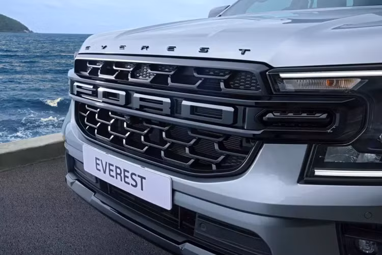 Điểm nhấn của Ford Everest Sport 2024 tại Thái Lan nằm ở gói thiết kế ngoại thất mới mang tên Adventure Pack, bao gồm lưới tản nhiệt sơn màu đen với dòng chữ "Ford" cỡ lớn thay cho logo hãng, viền màu đen bao quanh đèn pha/đèn hậu, tem trang trí bên sườn, nẹp hốc bánh màu đen nhám, bệ bước chân bằng thép không gỉ và baga nóc ARB.