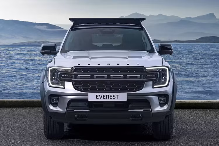 Ngoài ra, mẫu xe SUV Ford Everest Sport 2024 dành cho Thái Lan còn sở hữu gói hỗ trợ lái Driving Assistance Technology Package (DAT Pack B) mới. Nhờ gói này, màn hình cảm ứng trung tâm của xe được nâng cấp từ loại 10,1 inch lên 12 inch.