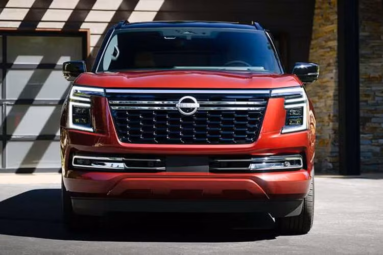 Tất cả phiên bản của xe SUV Nissan Armada 2025 đều được trang bị động cơ V6 3.5 lít tăng áp kép, sản sinh công suất cực đại 425 mã lực và mô-men xoắn cực đại 699 Nm. Những con số này thể hiện sự gia tăng đáng kể sức mạnh so với động cơ V8 cũ.