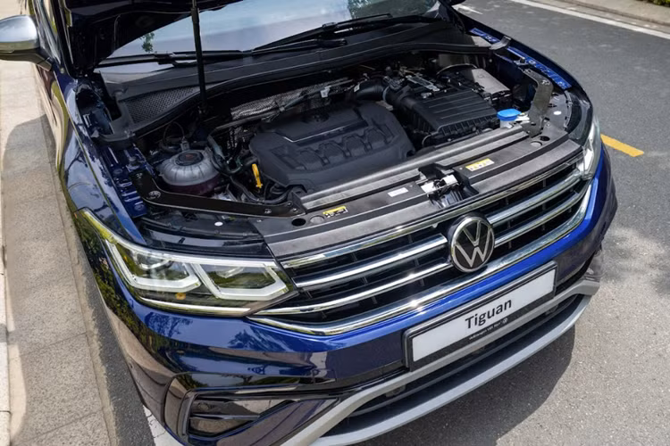 Tiguan có vô lăng thiết kế mới, ghế da Vienna có lỗ thông hơi. Cần số thiết kế mới hiển thị bằng đèn LED sang trọng và tinh tế. Khoang hành lý có không gian linh hoạt từ 230 lít và có thể mở rộng lên đến 1775 lít cung cấp khả năng đủ lớn cho mọi chuyến hành trình.