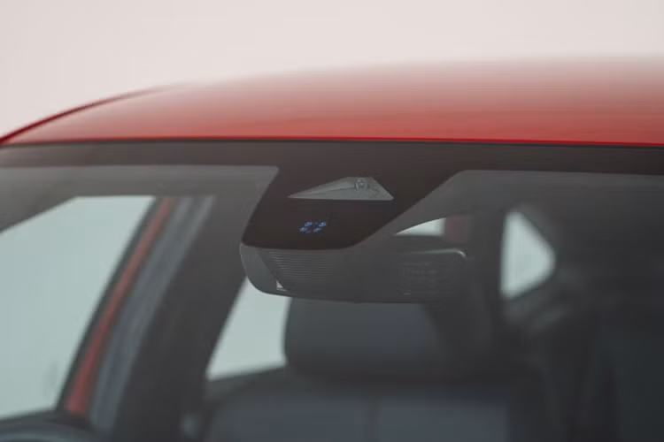 Bên trong cabin, Honda Civic 2025 không có quá nhiều khác biệt so với phiên bản trước. Tuy nhiên, xe được nâng cấp đáng kể về công nghệ. Nổi bật nhất là màn hình thông tin giải trí kích cỡ tăng lên 9 inch, dùng phần mềm do Google phát triển, tích hợp sẵn các tiện ích của Google như bản đồ, trợ lý ảo hay cửa hàng ứng dụng.