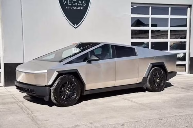 Theo CEO Elon Musk, thân thép cứng của Cybertruck có khả năng chống đạn và cửa sổ của nó có khả năng “chống đá”. Vị CEO cho biết, mẫu bán tải này có thể kéo từ 3,4 tấn đến 6,8 tấn tùy công suất.