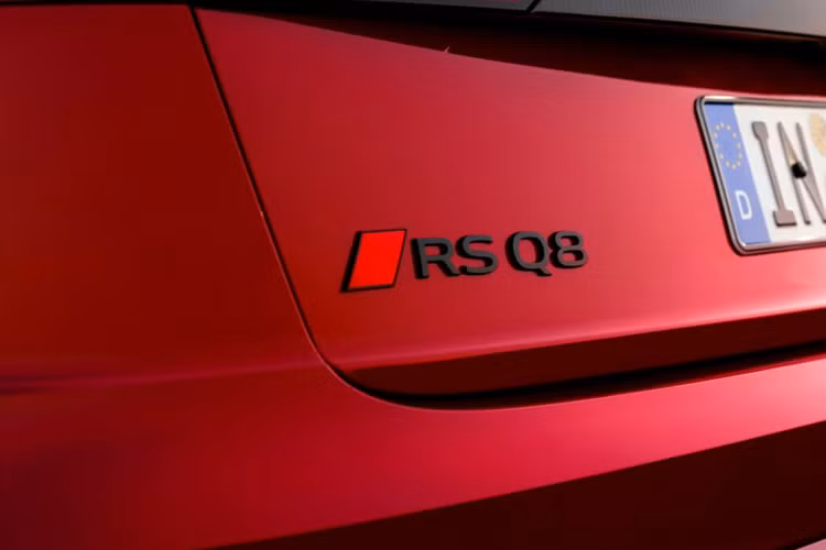 Trong khi RS Q8 Performance có gương cánh carbon mờ, các chi tiết lướt gió phía trước và bộ khuếch tán phía sau màu xám mờ. Khách hàng sẽ được cung cấp ba gói thiết kế RS màu đỏ, xám và xanh cho nội thất, tất cả đều co vô lăng Alcantara, chất liệu bọc Dinamica trên bảng điều khiển trung tâm và ghế thể thao đục lỗ.