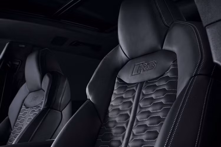 Audi cũng đồng thời trang bị cho xe hệ thống ổn định chủ động cơ điện để giảm chuyển động ngang của thân xe. Hệ thống này bao gồm hai động cơ điện nhỏ được đặt giữa hai nửa bộ ổn định và theo đường thẳng, hai nửa được ngắt kết nối để giảm chuyển động của thân xe trên những con đường không bằng phẳng.
