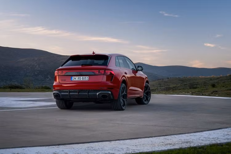 Hai mẫu xe mới đã ra mắt tại châu Âu trong tháng này. Mức giá xe Audi RS Q8 2025 khởi điểm là 141.900 Euro và 155.700 Euro cho bản RS Q8 Performance.