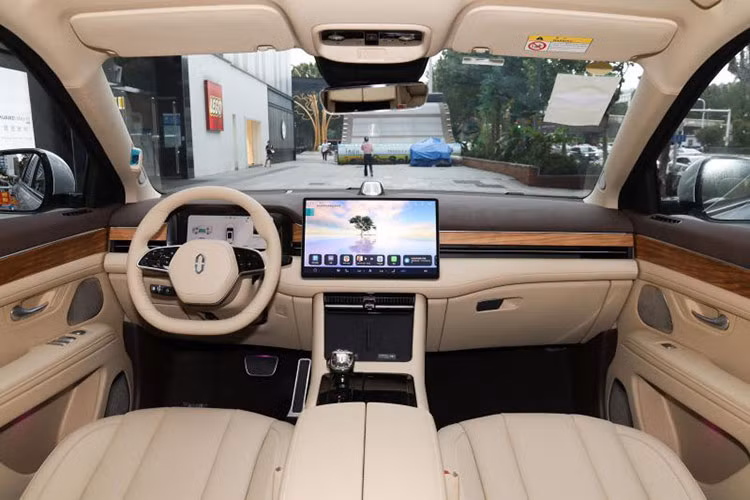 Aito Seres 7 bản RWD được trang bị động cơ 1.5T và động cơ đồng bộ nam châm vĩnh cửu cho công suất 196 kW (263 mã lực) và mô-men xoắn 354 Nm. Thời gian tăng tốc từ 0 - 100 km/h là 7,8 giây.