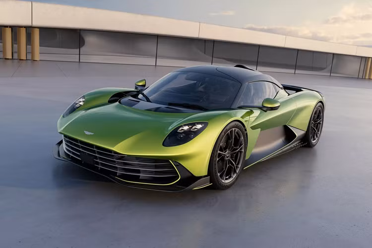 Đã hơn 5 năm kể từ khi Aston Martin Valhalla đầu tiên hé lộ dưới dạng ý tưởng và hơn 3 năm kể từ khi thiết kế bản thương mại được hé lộ xem trước. Giờ đây, thương hiệu Anh đã tiết lộ toàn bộ siêu xe động cơ đặt giữa mới hàng đầu của mình trước khi bắt đầu sản xuất vào quý 2/2025.