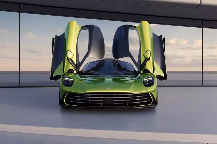 Trái tim của siêu xe Aston Martin Valhalla mới là động cơ V8 tăng áp kép 4.0 lít sản sinh công suất 817 mã lực, mang lại công suất riêng cao nhất trong số bất kỳ chiếc Aston Martin nào. Bổ sung cho động cơ V8 là ba động cơ điện, bao gồm hai động cơ ở trục trước, nâng công suất lên 1.064 mã lực và mô-men xoắn 1.100 Nm.