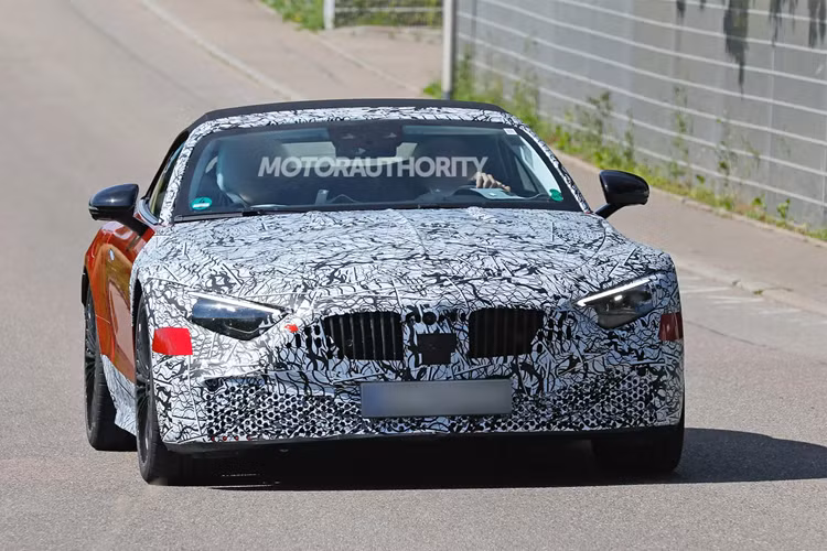tuy nhiên, đến thời điểm hiện tại Mercedes-Maybach SL-Class là dòng xe Mercedes-Benz thứ 5 có biến thể siêu sang Maybach. Trước đó là S-Class, G-Class, GLS-Class và EQS SUV. Về sức mạnh động cơ, nhiều khả năng Mercedes-Maybach SL-Class được trang bị khối động cơ V8 4.0L, thậm chí là khối động cơ V12 huyền thoại của “gia đình” Maybach.