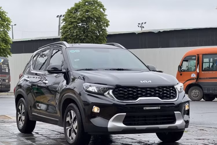  6. Kia Sonet: 11.366 xe Với giá bán hấp dẫn, thiết kể trẻ trung cùng nhiều trang bị, tính năng…Kia Sonet đã thành công lấy được lòng người tiêu dùng Việt trong năm vừa qua. Nhờ đó mà năm 2023 nhà sản xuất ô tô Hàn Quốc đã bán ra được 11.366 xe, tăng gần 2.000 xe so với năm 2022.