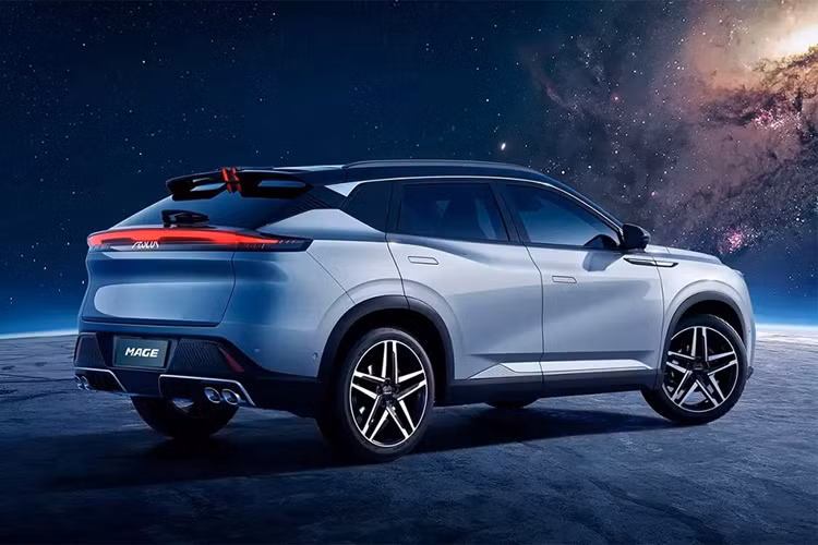 So với những đối thủ cùng phân khúc SUV cỡ C, Dongfeng Mage của Trung Quốc có kích thước lớn hơn đáng kể. Bên ngoài, Dongfeng Mage được thiết kế theo phong cách khá trẻ trung và thể thao. Mẫu xe này được trang bị lưới tản nhiệt hình thang ngược cỡ lớn, trang trí bằng các nẹp mạ crôm nằm dọc.