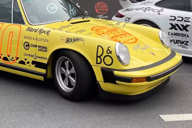 Điểm nhấn của mẫu xe này cũng là ý tưởng thiết kế cho Porsche 911 Sport Classic ngày này chính là nằm ở chi tiết “Ducktail”, hay còn gọi là đuôi vịt. Thiết kế vừa nhỏ nhắn xinh xắn, có thêm quả cánh gió rất thời trang, mẫu Porsche Carrera RS 2.7 nhanh chóng thu hút các dân chơi.