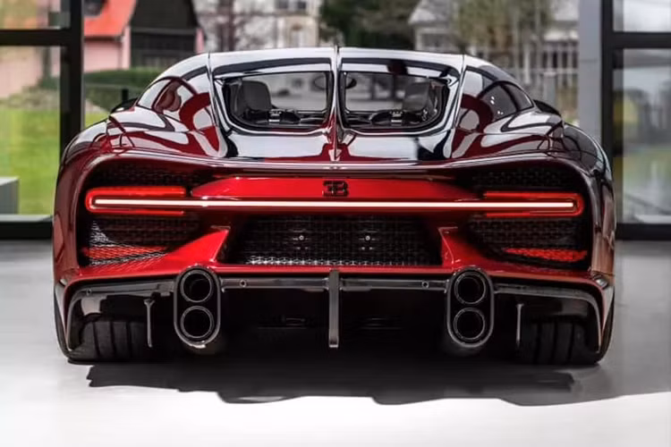Giá xe Bugatti Chiron Red Dragon không tiết lộ và danh tính chủ nhân của chiếc xe cũng là bí mật, lúc này người Singapore chỉ biết hy vọng nó sẽ được lái đến các sự kiện hoành tráng để đông đảo công chúng được dịp chiêm ngưỡng, thay vì bị giấu kín trong một garage nào đó.