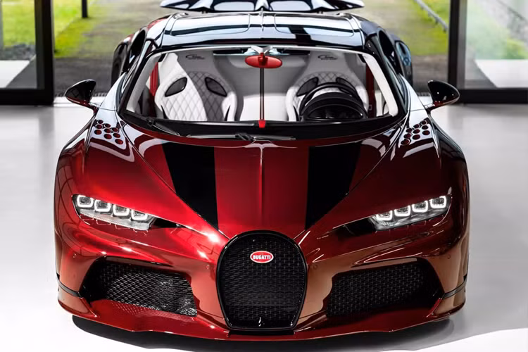 Bugatti ra mắt Chiron Super Sport vài năm sau khi trình làng Chiron Super Sport 300+ lập kỷ lục thế giới. Không giống như 300+, Super Sport sở hữu nội thất được trang bị tốt hơn một chút nhưng vẫn giữ nguyên động cơ W16 tăng áp kép, dung tích 8.0 lít, công suất 1.578 mã lực.