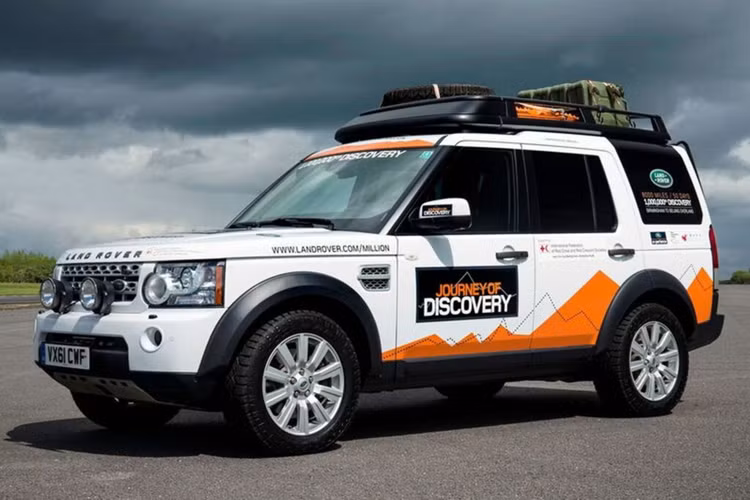 Ngoài ra, Discovery hiện cung cấp tùy chọn hệ truyền động Diesel Hybrid nhẹ D350 ở châu Âu. Bắt đầu với phiên bản D350, xe được trang bị động cơ diesel Ingenium 6 xi-lanh, dung tích 3.0 lít tăng áp tích hợp công nghệ hybrid nhẹ 48V.