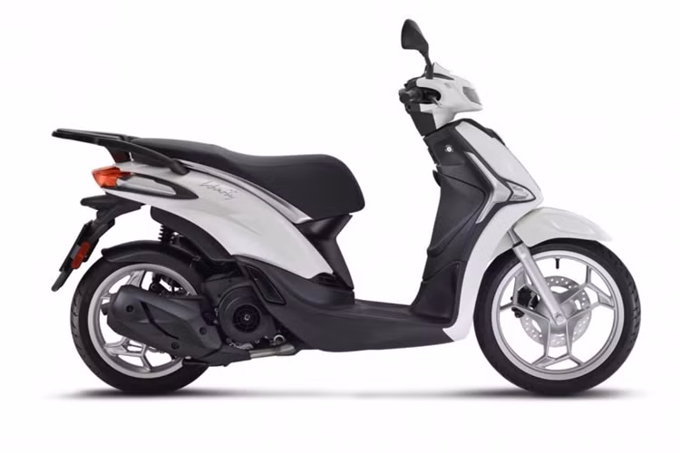 Không chỉ vậy, mẫu xe ga Piaggio Liberty 2025 còn có cụm đồng hồ mới với màn hình LCD màu 5 inch. Màn hình này có khả năng tự động điều chỉnh độ sáng, giúp hiển thị rõ thông tin ngay cả trong điều kiện ánh sáng thay đổi liên tục.