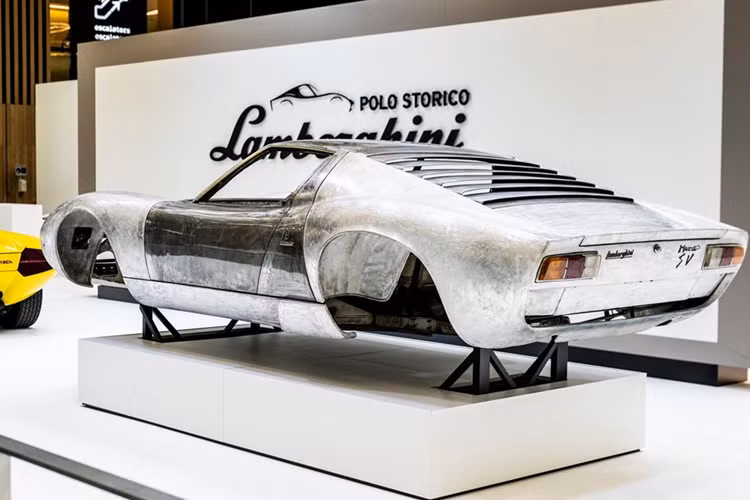 Vừa qua, bộ phận Lamborghini Storico đã có những tiết lộ về quy trình phục hồi xe cũ cực kỳ phức tạp này. Người đứng đầu Lamborghini Polo Storico, Alessandro Farmeschi, cho biết: “Việc phục hồi siêu xe Lamborghini cũ dựa trên các quy trình tái cấu trúc các bộ phận một cách chính xác.