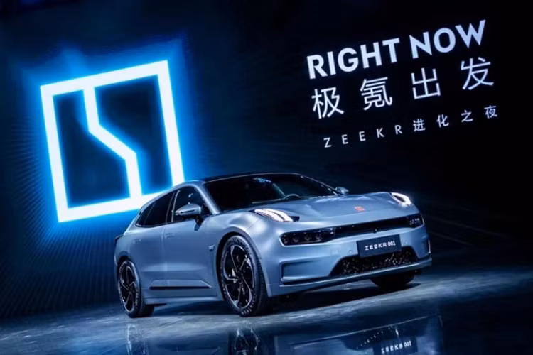 Ngoài ra, Zeekr 001 mới còn được trang bị phiên bản nâng cao của hệ thống hỗ trợ giữ làn đường LCC+, hệ thống này đã thực hiện những nâng cấp quan trọng về khả năng xử lý các đường cong có độ cong lớn, giao lộ lớn cũng như nhận dạng và tránh chiếm làn đường, cho tất cả Zeekr 001 trong quý 2 năm nay.