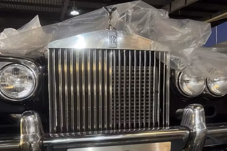 Những chiếc siêu xe, và xe siêu sang tham dự hành trình xe Gumball 3000 được vận chuyển về Việt Nam bằng máy bay, sau đó, di chuyển về nhà kho của sân bay Tân Sơn Nhất, trước khi làm các thủ tục để tập kết về địa điểm nằm gần quận 1.