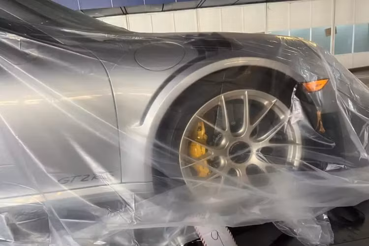 Trong 3 bài viết gần đây, chúng tôi đã có những bức ảnh về Mercedes-Benz E-Class độ Brabus 800, siêu xe Porsche 911 GT2 RS, Rolls-Royce Silver Shadow độ bán tải, Porsche Cayenne Turbo GT, Rolls-Royce Dawn, siêu xe giới hạn Ferrari 812 Competizione, Ferrari 296 GTB được dán đề-can rất đẹp mắt, Mercedes-AMG GT Black Series, siêu SUV Lamborghini Urus và sau cùng là Audi RS5.