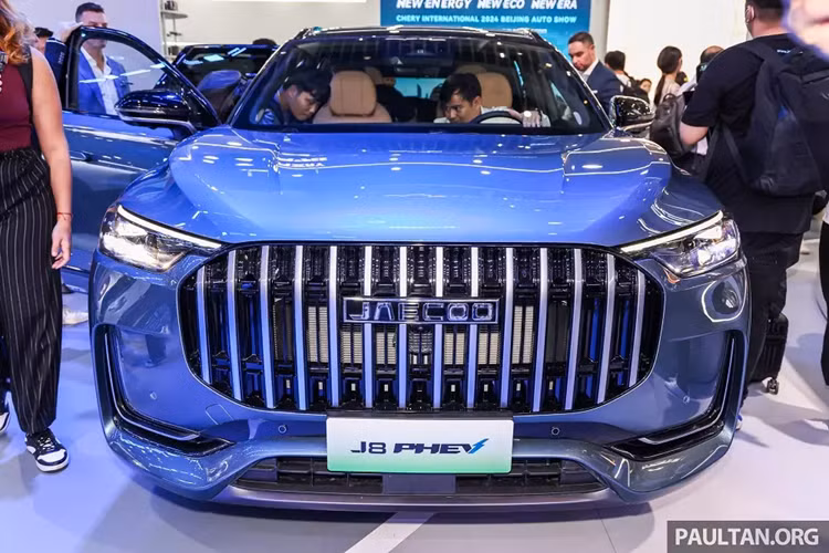 Ngoài ra, mẫu SUV hạng trung này có thể chạy 175 km mà không tốn 1 giọt xăng, theo chu trình thử nghiệm NEDC. Nếu kết hợp cả động cơ xăng và pin, xe có thể chạy hết quãng đường 1.321 km.
