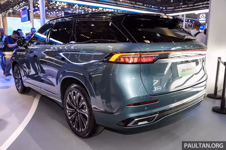 Jaecoo J8 PHEV được trang bị bảng đồng hồ kỹ thuật số và màn hình cảm ứng trung tâm đều có kích thước 12,3 inch. Bên cạnh đó là ghế bọc da, vô lăng vát đáy, 2 sạc điện thoại không dây, điều hòa tự động 2 vùng độc lập, cửa gió dành cho hàng ghế sau và màn hình hiển thị thông tin kính lái HUD.