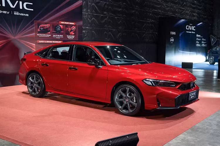 Như vậy, mẫu xe sedan Honda Civic 2025 ở thị trường Thái Lan có giá tương đương với xe đời cũ đang bán ở thị trường Việt Nam (730 - 870 triệu đồng). Do đó, khi được bán ở Việt Nam trong tương lai, mẫu xe này nhiều khả năng sẽ tăng giá so với phiên bản cũ.