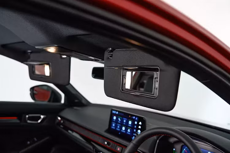 Hai mô-tơ điện này đóng góp 184 mã lực cho xe. Honda Civic phiên bản hybrid có công suất tổng cộng 184 mã lực và mô-men xoắn cực đại 315 Nm.