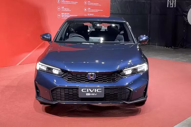 Tương tự xe đã ra mắt thị trường Mỹ vào hồi tháng 5/2024, Honda Civic mới dành cho Thái Lan cũng thay đổi nhẹ trong thiết kế ngoại thất. Xe được bổ sung lưới tản nhiệt dày dặn hơn và tách rời với đèn pha thay vì tạo cảm giác nối liền như trước.