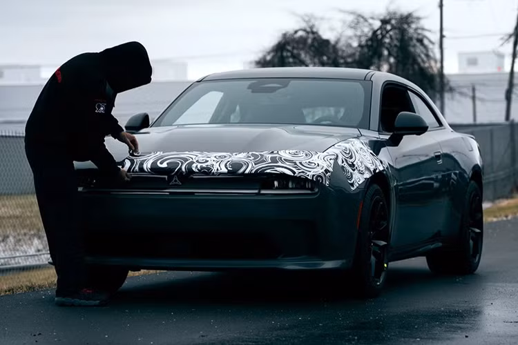 Hãng xe đến từ Mỹ Dodge vừa chia sẻ những hình ảnh mới nhất phiên bản tiền sản xuất của mẫu xe cơ bắp lừng danh Charger thế hệ mới. Chiếc xe mang thiết kế tương đồng với bản concept Dodge Charger Daytona SRT Banshee ra mắt vào năm 2022.