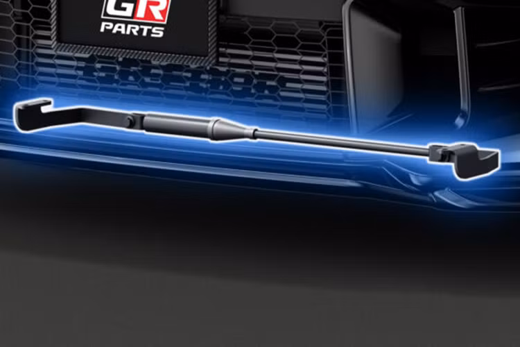 Khách hàng còn có thể lựa chọn thêm các chi tiết ốp nội thất được làm bằng sợi carbon trên bảng điều khiển, viền cửa gió điều hòa và tay nắm cửa. TRD cũng đã bán ra thêm trang bị khung biển số xe bằng sợi carbon. Toyota sẽ bắt đầu bán GR Yaris 2024 tại Nhật Bản vào ngày 8/4.