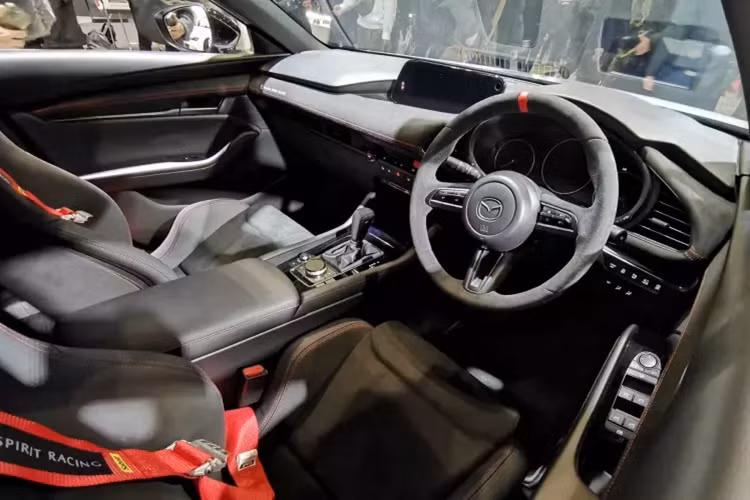 Những trang bị nội thất của Mazda Spirit Racing 3 Concept dự kiến không khác gì xe đang bán trên thị trường. Mazda3 tại thị trường Nhật Bản sở hữu màn hình cảm ứng trung tâm 10,25 inch mới, hỗ trợ Apple CarPlay không dây/Android Auto có dây, sạc điện thoại không dây chuẩn Qi và cổng USB Type C tích hợp đèn.