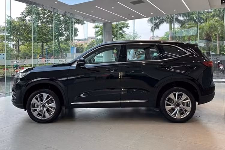 Tuy nhiên trước làn sóng ưu đãi 50% lệ phí trước bạ dành cho xe lắp ráp trong nước, các đại lý Haval tiếp tục giảm thêm 20 triệu đồng trong tháng 10/2024 này, đẩy giá bán Haval H6 giảm còn 820 triệu đồng.