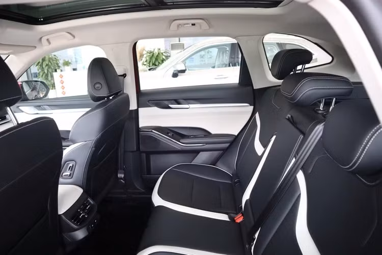 Haval H6 ra mắt thị trường Việt Nam vào tháng 8/2023 với giá bán từ 1,096 tỷ đồng. Tuy nhiên hãng xe Trung Quốc đã giảm giá còn 986 triệu đồng ngay đầu năm 2024 nhằm tăng sức cạnh tranh trước các đối thủ Honda CR-V, Mazda CX-5, Ford Territory…